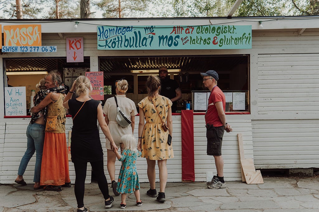Skogsnäs säljer hemlagade köttbullar med mos. Allt är ekologiskt.