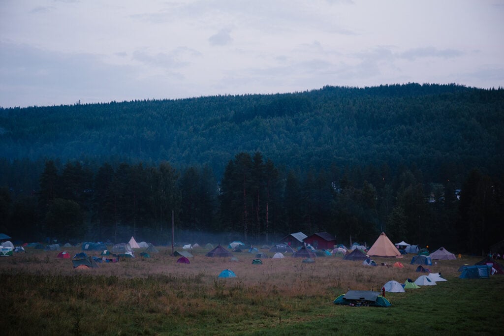 Dimma över Volontärcampingen på festivalen Urkult i Näsåker