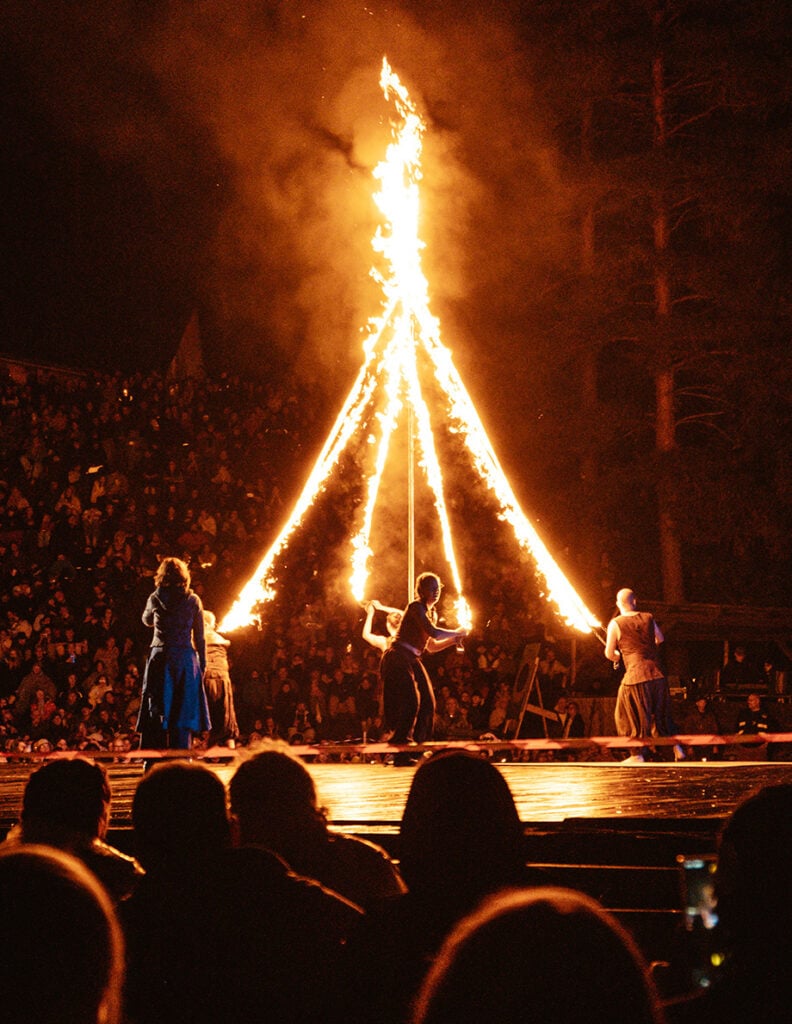 Eldnatten är festivalen Urkults invigningsceremoni.