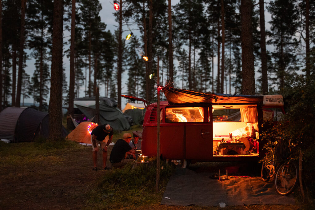 Campervan på Näsåkers Camping & Stugby under festivalen Urkult