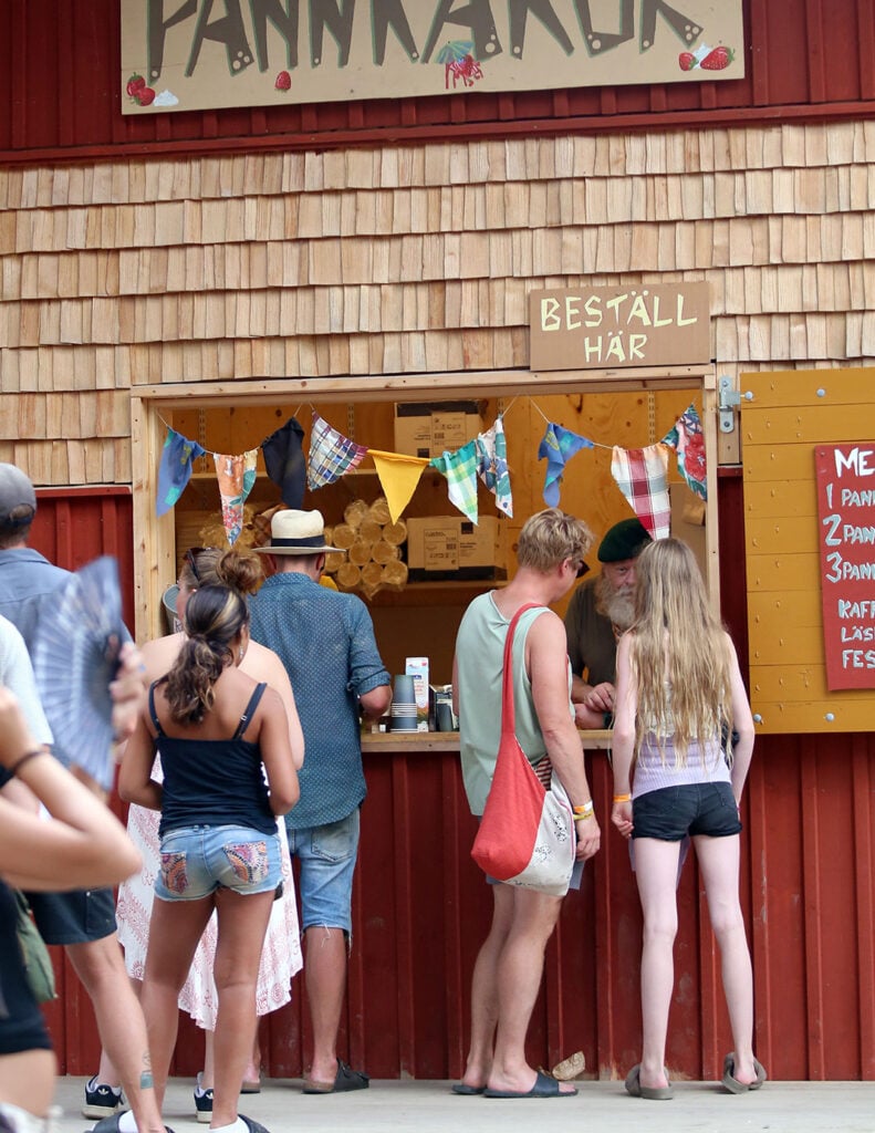 Inne på festplatsen på Urkult är all mat ekologisk. Du kan vara volontär i Pannkakeriet.