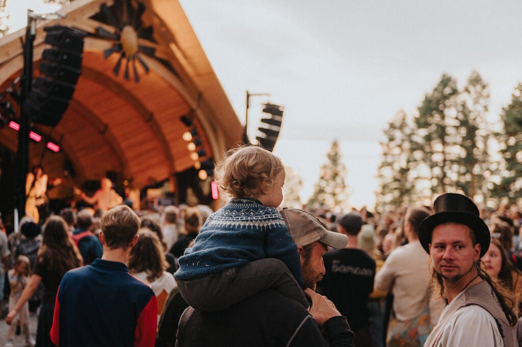Publik framför Solscenen på festivalen Urkult i Näsåker