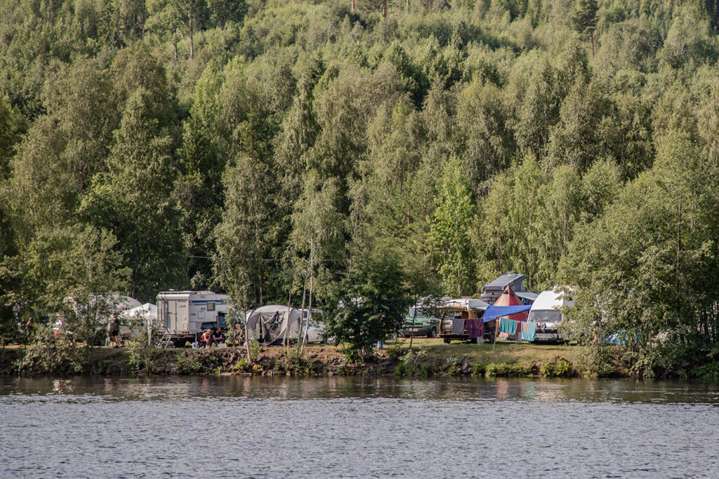 På Uppströms camping kan du bo i jurta och fika på deras mysiga kafé.