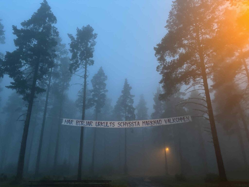 En banderoll med texten Urkults schyssta marknad.