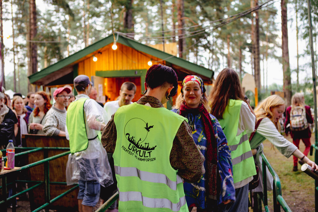 Volontär i entrén till Näsåkers festplats