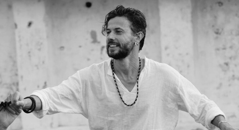 Mihail Dinchev från Lele Lele Orchestra lär ut traditionella folkdanser från Balkan.