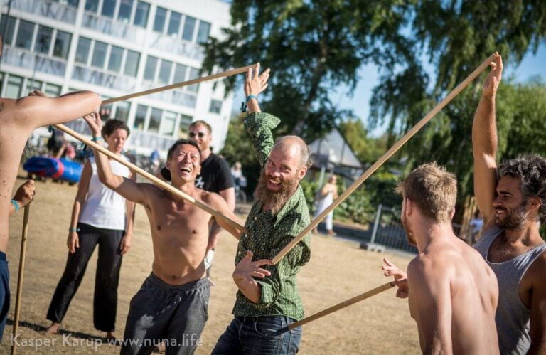 Johan Nilsson har många års erfarenhat av att undervisa kontaktimprovisation.
