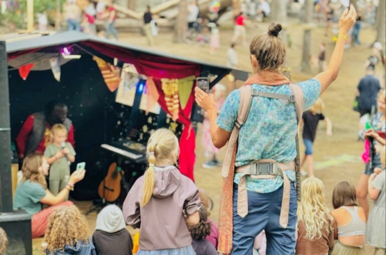 På Urspel finns Lilla Månscenen där barn kan testa hur det känns att uppträda inför andra.