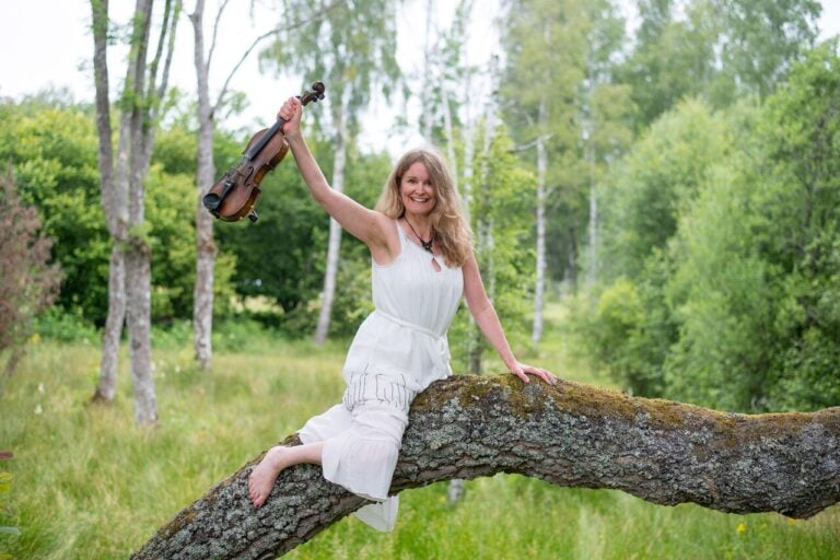 Öppen verkstad med folkmusikern Susanne Lind där du får tillfälle att upptäcka, återfinna, dela eller omforma visor.