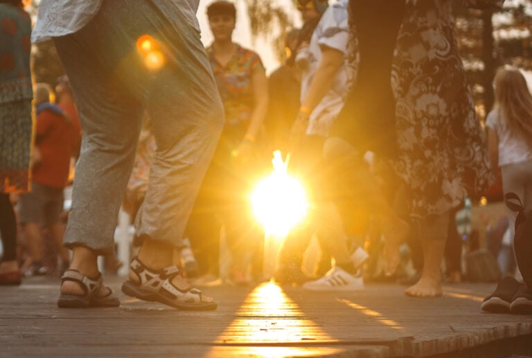 "Fri dans och rörelse" är en prestationsfri dansstund med Jenny Abdelkader.
