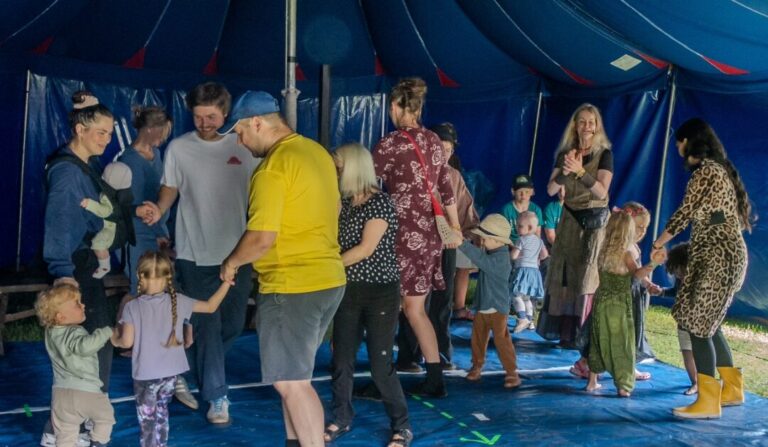 Sång- och danslekar för barnfamiljer i Cirkustältet.