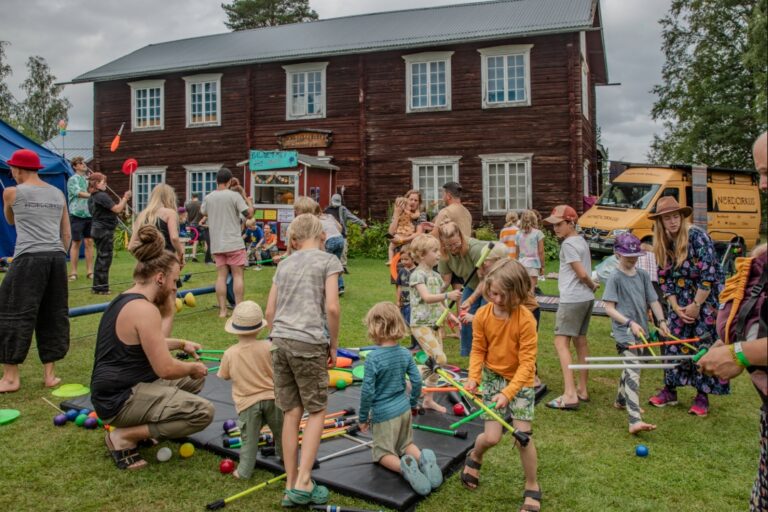 Utforska allt från jonglering till balansering och akrobatik på Cirkus Prova på för barn.