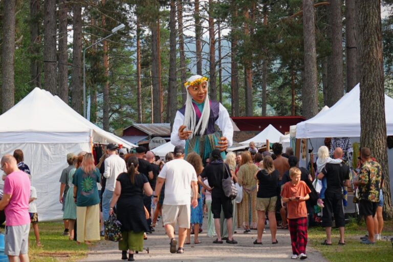 I vimlet på Urkult trivs den gigantiska marionettdockan Samita som bäst!