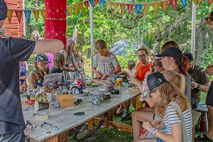 Fokuserade festivalbesökare i Slöjdverkstan under Urkult 2025.