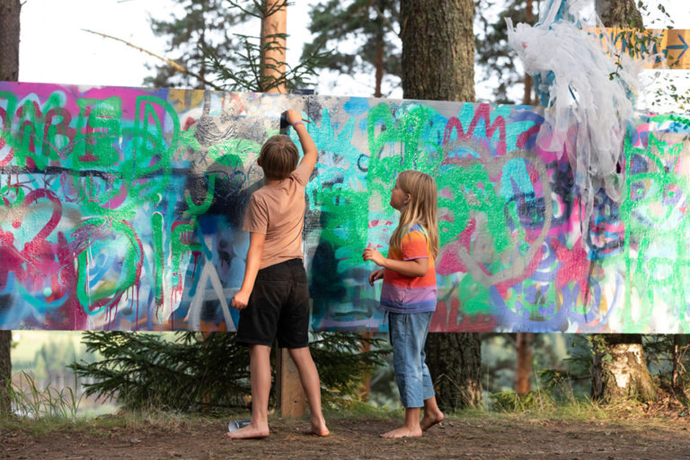 I Grafittiverkstan på Urkult används så miljövänliga sprejfärger som möjligt.