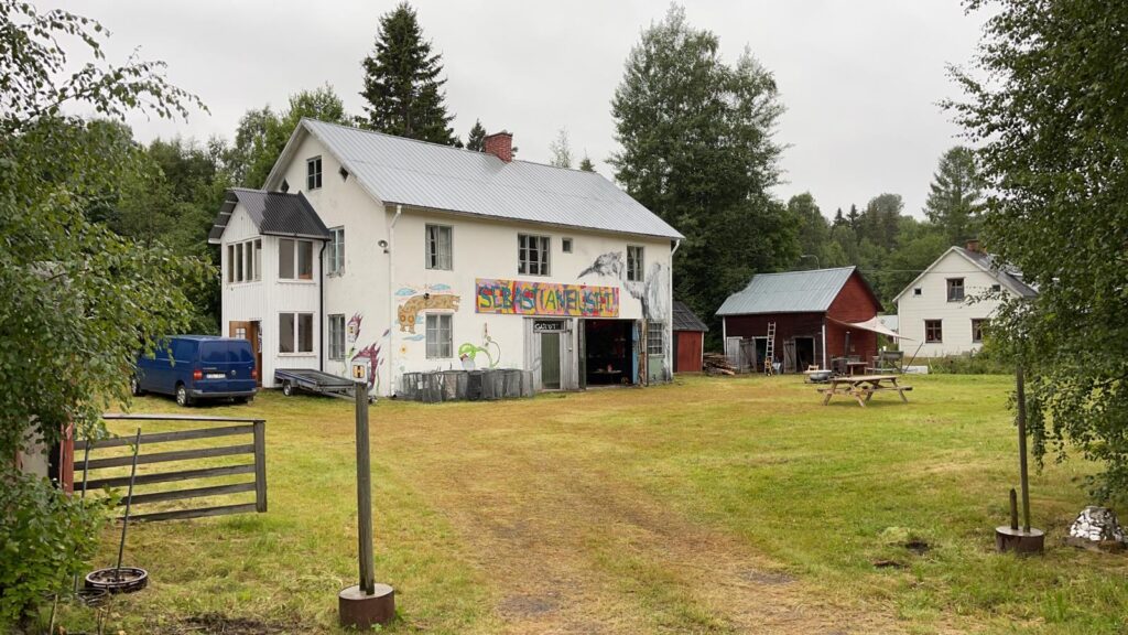 Sebastianhuset i Forsås, på andra sidan Ångermanälven.